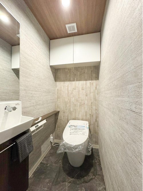 小さな手洗い場を完備したトイレは収納もあり、使いやすさと快適な空間を作りました。