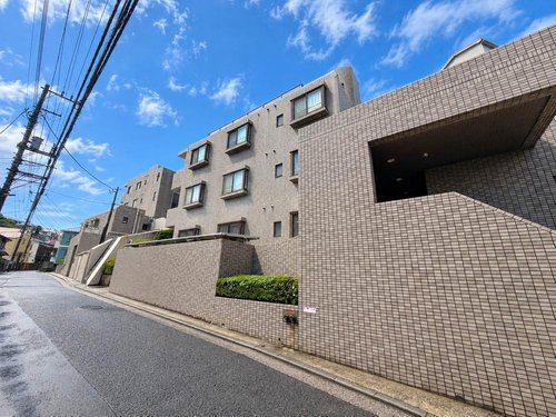 大通りから一本入った車通りも比較的少ない閑静な住宅地です
