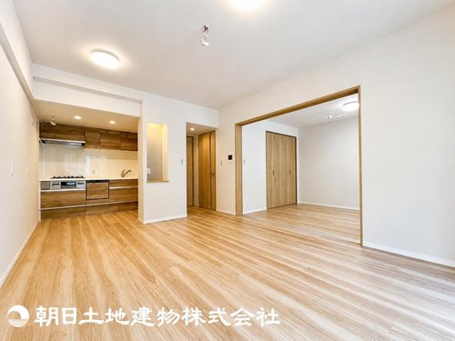 明るいリビングは居心地が良く、快適に過ごすことができます。