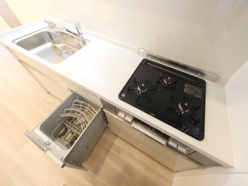 【食器洗浄機】手洗いより節水できるためランニングコスト軽減。片付け時間を短縮し、時間にゆとりが生まれます。
