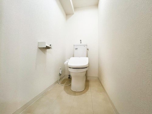 トイレは、シンプルで清潔感のあるデザイン。全体がすっきりしており、毎日気持ちよくお使いいただけます。温水洗浄便座付きで日常生活の快適さを高めます。