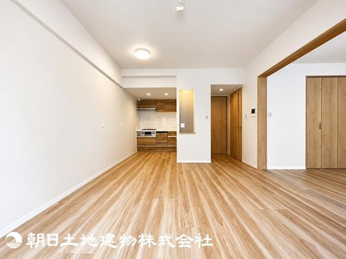 家族が集まる明るい窓辺♪お気に入りのソファーを置いてゆったりくつろげます。