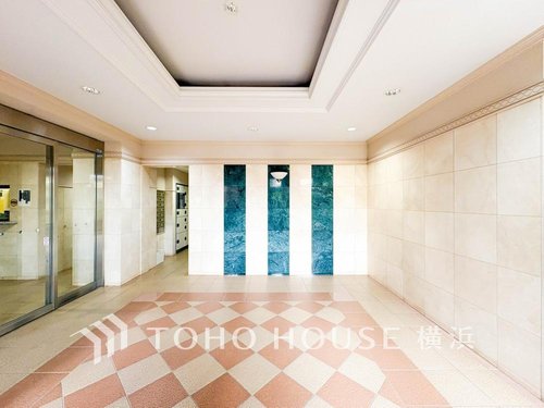 【Entrance】
上質感漂うエントランス。めまぐるしく過ぎ行く日々の中でゆったりとした休息と癒しを提供してくれる居住者のプライベート空間があります。