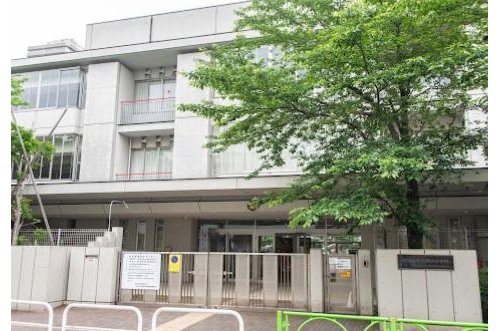 世田谷区立駒沢小学校まで215m