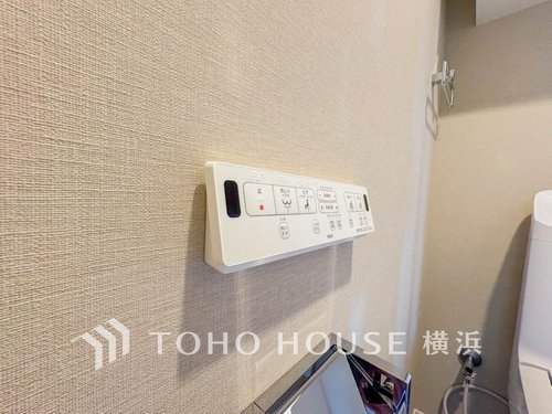 【Toilet】
いつまでも清潔な空間であって頂けますように、目に留まるだけではなく、汚れをふき取り易いフロアと壁紙をチョイス致しました。毎日の生活を快適にお過ごし頂けますよう、落ち着いた雰囲気です。