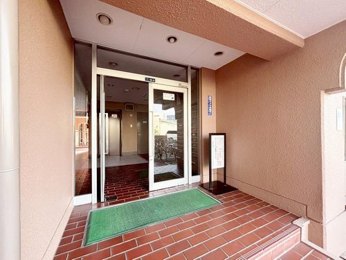 伝統とモダニティが織りなす、建築の美学。住まう人を迎えるに相応しく、管理清掃が行き届いた共用部。