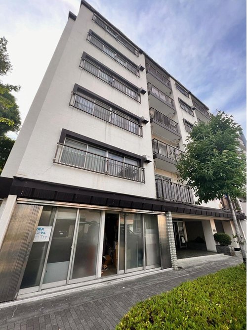 整備された歩道沿いにある7階建てのマンションです♪エントランスを出るとすぐにJR中央線「武蔵小金井」駅行きのバス停があり、ご高齢の方でも生活のしやすい住環境です!