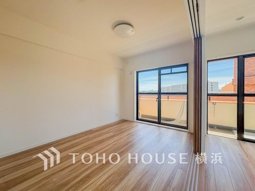【Living room】
明るく開放的な空間が広がるLDK。室内には豊かな陽光が注ぎ込み、爽やかな住空間を演出。ホームパーティーでもゲストと一緒に料理を楽しみながら楽しい時間を過ごせそう。