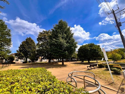「中道公園」
徒歩6分。放課後や週末にはたくさんの児童であふれる憩いの場所です。