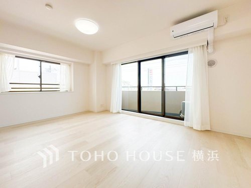 【Living room】
ご家族やお客様との時間など、多くの時を刻む空間。何気なく過ぎる時でさえも上質なひと時となる快適な空間を目指して。