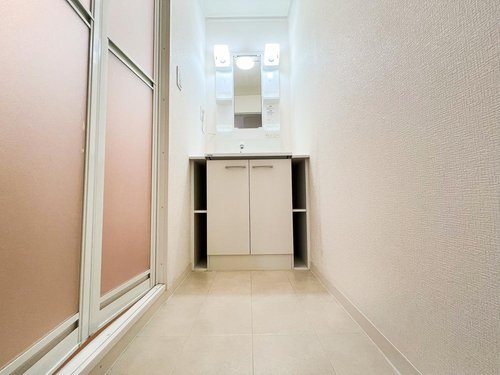 大きな独立洗面台からあなたの1日が始まります。収納スペースが充実しているため、場所を取りがちなアメニティ類もきれいに整理する事ができます。