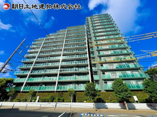 ひと際目を引く堂々としたタワーレジデンス。豊かな植栽と開放的な街並みに囲まれ、上質な暮らしを予感させる洗練された外観です。