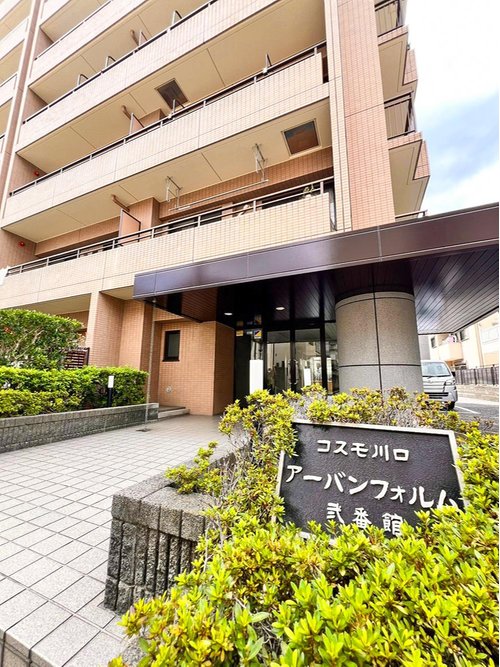 緑豊かな植栽に囲まれたエントランスは、落ち着きと上品さを感じさせる佇まいです。ご帰宅時に気持ちよく迎えてくれます!