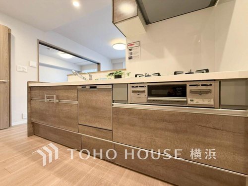 【Kitchen】
使い勝手の良い設備のキッチンで効率よくお料理もできます。食する料理に家族が舌鼓を打ち自然と笑いが絶えない空気感がそこに広がります。自慢の腕をふるってください。