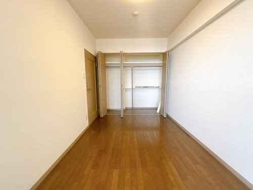 木目のフローリングが暖かみのある室内に。明るい寝室で心地のいい朝を迎えられそう。