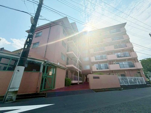 格調と静謐を強く息づかせた個性的なデザインが、住む人や訪れる人を館内へとやさしくエスコートします。