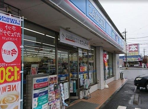 ローソン めじろ台グリーンヒル通店まで404m 軽食や飲み物をはじめ、売店で扱うさまざまな商品を用意しているため急なご多用にも大変便利です。24H営業/ATM/お酒/たばこ/MACHIcafe/スマリボックス/マルチコピー機/無料WiFi