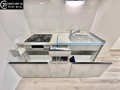 【キッチン】洗練されたシステムキッチンが住空間の美意識を高める。