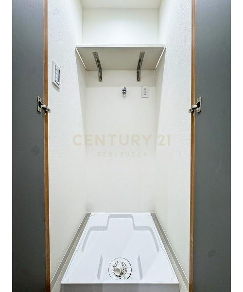 洗濯機置場/扉付きで使わない時にはすっきりと隠しておくことも可能です。