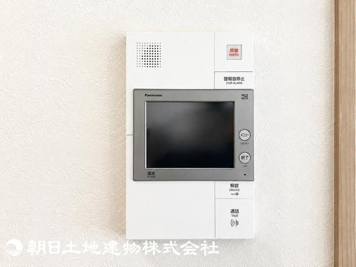 モニター付きインターホンで玄関を確認しなくても誰が来たのかすぐわかります。また、姿を見られたくない空き巣や不審者が嫌がるため、防犯効果を高めることもでき、お子様のお留守番も安全・安心です。