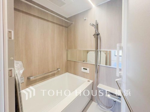 【Bathroom】
1日の疲れを取り心身を癒すことができる住まいの中のリラクゼーション空間、リラックスできるよう優しいカラーをチョイスしました。時を忘れるほどのんびりできる空間に。