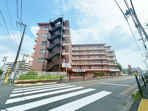 陽光に映し出される外壁が美しく、訪ねてくる友人知人を楽しませてくれる外観です。住む人を映し出す洗練された佇まいは、いつまでも輝き続けながらいつしか街の風景に溶け込みます。