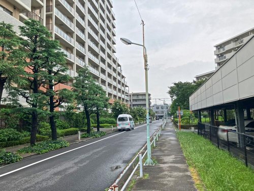 ■前面道路
花の木小学校まで徒歩3分の近さが魅力!毎日の通学も負担が少なく、お子さまのいるご家庭に嬉しい立地です。忙しい朝もゆとりを持って送り出せます。