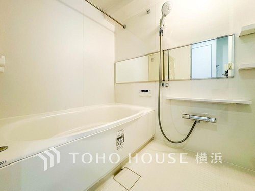 【Bathroom】
快適な使い心地とゆとりある空間が1日の疲れを解きほぐすバスルーム。空間も浴槽もゆったりのびのび使えるゆとり設計。広く感じるゆとり設計で快適なリラックスタイムを過ごせます。