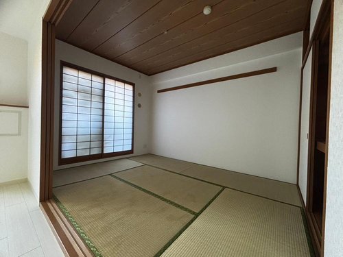 6帖の和室。南東向きで明るい室内です。