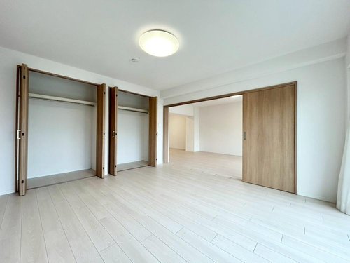 広々とした寝室には、クローゼットとして使える収納付き!普段着はもちろんの事、様々な生活用品を収納できるため非常に便利です♪