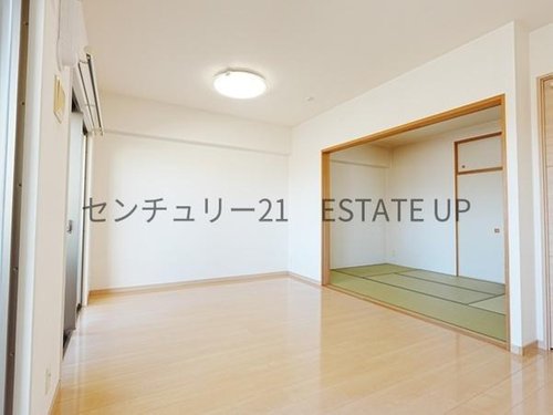【リビング】
リビングに畳の部屋があり来客室やキッズのスペース多様にご使用いただけます。