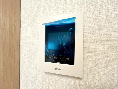 安心安全のモニター付きインターホンです。部屋のドアを開ける前に、誰が訪ねてきたのかをしっかりと確認できる点や、小さなお子さんがいる家庭などでは防犯性の高い設備として人気です。