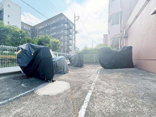 バイク置場のある希少なマンションです。
置場もフリーなので、入れば停められます。