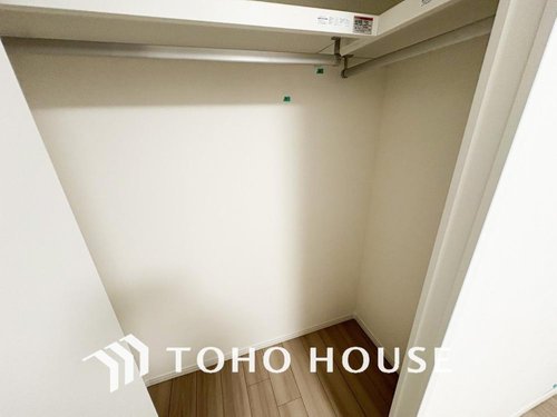 【収納】
奥行のあるウォークインクローゼットです!
荷物が多い方には、とても嬉しいスペースとなります♪