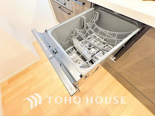 【ビルトイン食洗機】
日々の家事の負担を軽減させる、食器洗浄機付きのキッチンです♪
光熱費も安くなり、一石二鳥ですね。