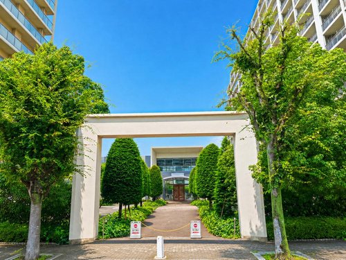 ■エントランスアプローチ
豊かな緑に彩られたエントランスアプローチ。四季の移ろいを身近に感じられ、心地よい雰囲気で住まう人や訪れる人を迎えてくれる、癒やしの空間です。