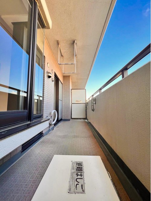 最上階かつ前面に建物が無いためプライバシーや防犯面も安心なバルコニーです。