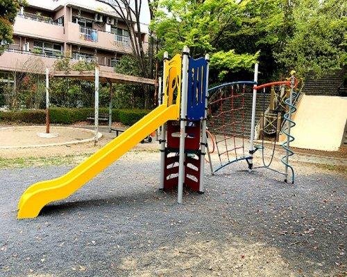 九反甫公園まで263m 南大沢4丁目の住宅地の中にある、広々とした公園です。芝生広場やすべり台やブランコ、砂場などがあり、パーゴラやベンチも設置されています。京王相模原線/南大沢駅徒歩15分