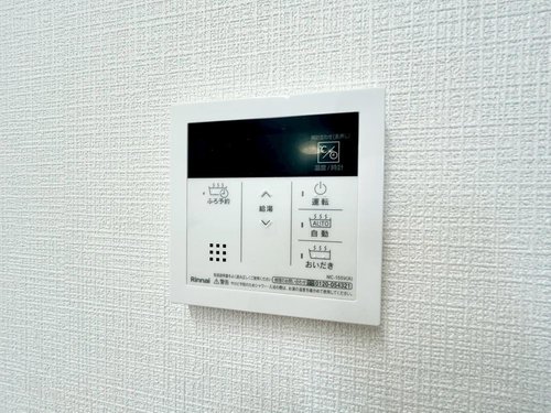 室内側からも湯沸かし、追い焚き、温度の変更が可能です。キッチン横に湯沸かし用の操作リモコンが設置されています。キッチン近くにリモコンがある為、家事をしながらでも、浴室に行くことなく湯沸かしが可能です。