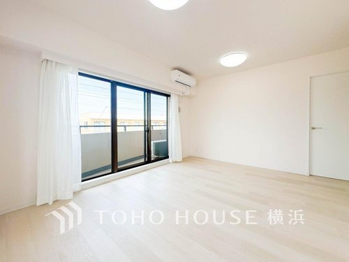 【Living room】
光と風が溢れる開放的なリビングダイニングには自然と家族みんなが集まってきます。明るく穏やかな空気の中で飲んだり、食べたり、笑ったり。