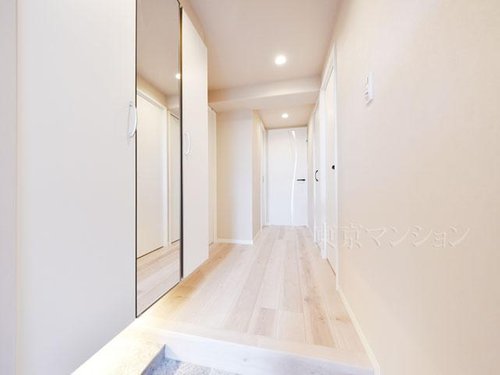 鏡付き収納のある明るい玄関ホール。「ただいま」の一言が、毎日ほんの少しだけ誇らしい特別な瞬間になります。
ご内見希望・資料請求などお気軽にご連絡ください!
03-3789-7777