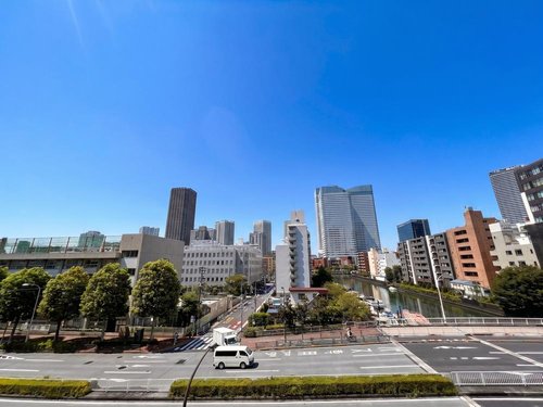 再開発エリアが広がる、開放的な眺望。空の広がりと街の景色が調和し、朝も夜も心を癒します。日常の中で、自然と都市の美しさを楽しめる贅沢なロケーション。