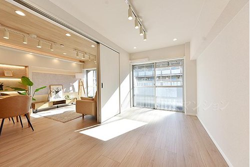 明るい採光面で、ワークスペースとして利用の際手元が明るく、寝室として利用の際には日が差し込み気持ちよく朝を迎えれます!