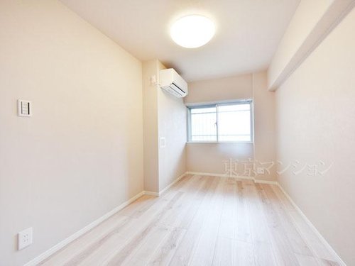 窓から光が届く落ち着いた居室。子どもの勉強部屋にも、夫婦の趣味の場にもきっとなる上質な一室が叶います。
ご内見希望・資料請求などお気軽にご連絡ください!
03-3789-7777