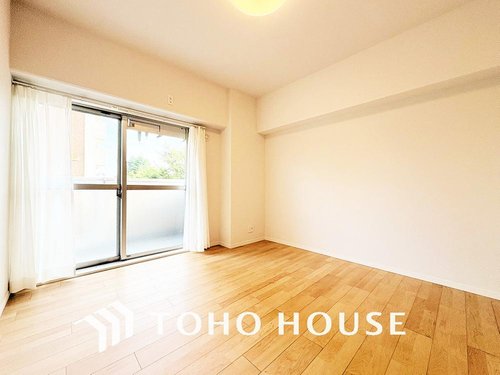 【居室】
採光もアクセントの一つとして。プライベートルームにはやさしい光が射し込んでいて、この明るい好みの空間で読書をしたり、音楽を聞いたりと一人の時間も充実したものにできます。
