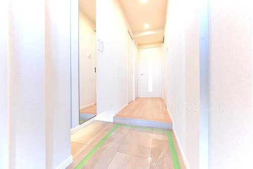 玄関にはシューズボックスと土間収納を設け、靴のほかシューケア用品など、玄関回りの物をすっきりと収納できます!
☆即日内覧可能☆
03-3789-7777