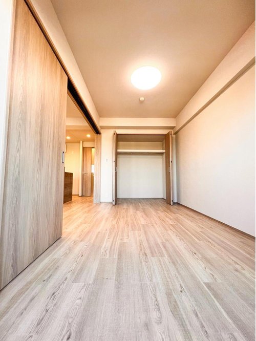 リビング横の居室は寝室としても十分な広さです。クローゼットも備わっており収納にも困りません。