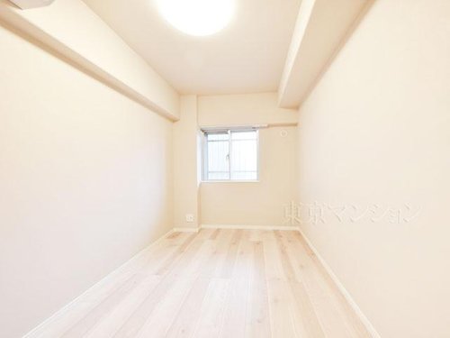 陽が差し込む静かな居室。趣味の部屋にも子ども部屋にも、日々の暮らしをきっと豊かに彩る贅沢な一室になります。
ご内見希望・資料請求などお気軽にご連絡ください!
03-3789-7777