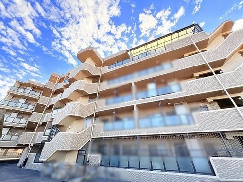 青空に映えるすっきりとした外観が心地よい開放的な佇まい