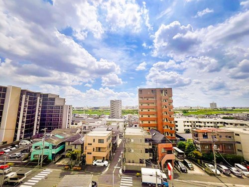 荒川の緑豊かな景観を望める最上階バルコニー!11月には近隣公園で花火大会も開催します。四季折々の眺望を楽しめる特別なお住まいです♪